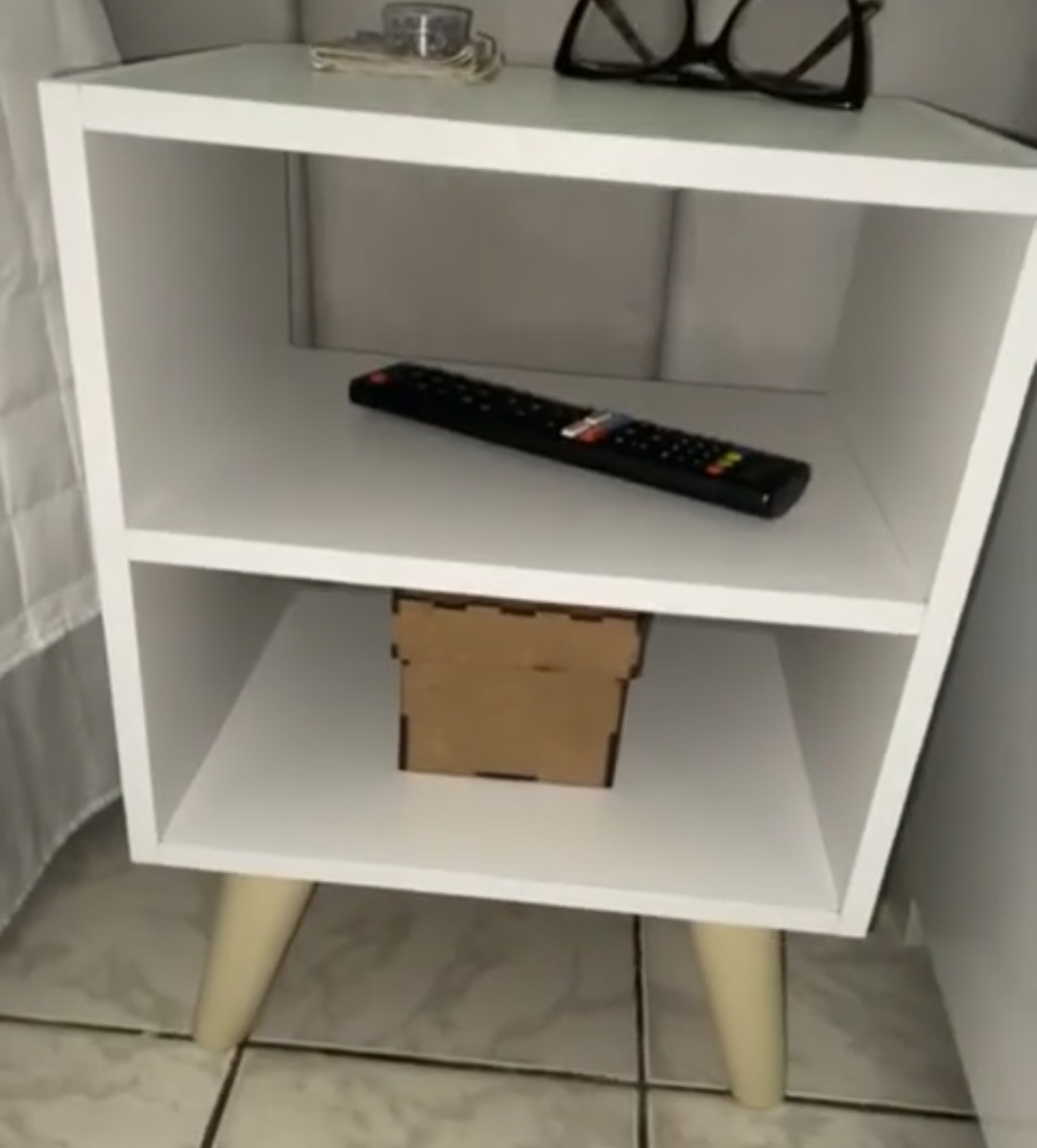 Detalhe dos dois nichos abertos do criado-mudo branco